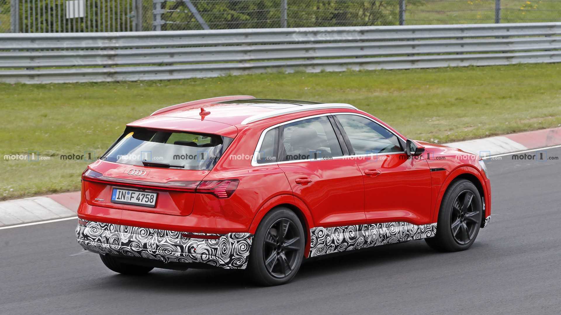 Audi вивела на тести спортивну версію електричного кросовера e-tron