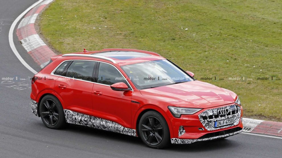 Audi вивела на тести спортивну версію електричного кросовера e-tron