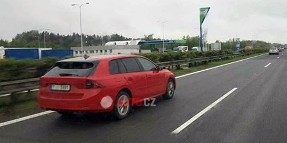 Нову Skoda Octavia помітили без камуфляжу