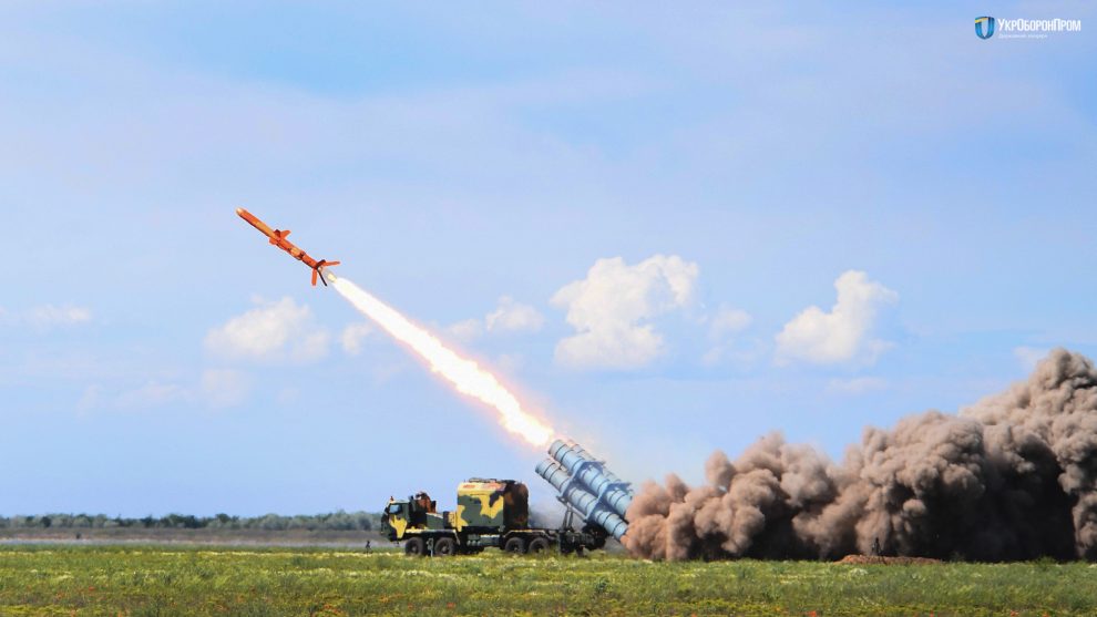 Знищує ціль у тилу ворога: Ракетний комплекс «Нептун» на новому українському шасі пройшов вогневі випробування