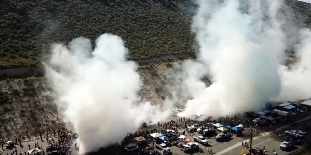 Відео: понад 170 автомобілів влаштували одночасне спалювання покришок