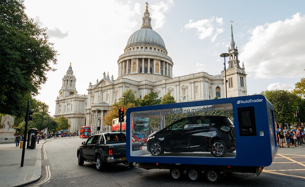 У Лондоні встановили вендінговий апарат з продажу автомобілів
