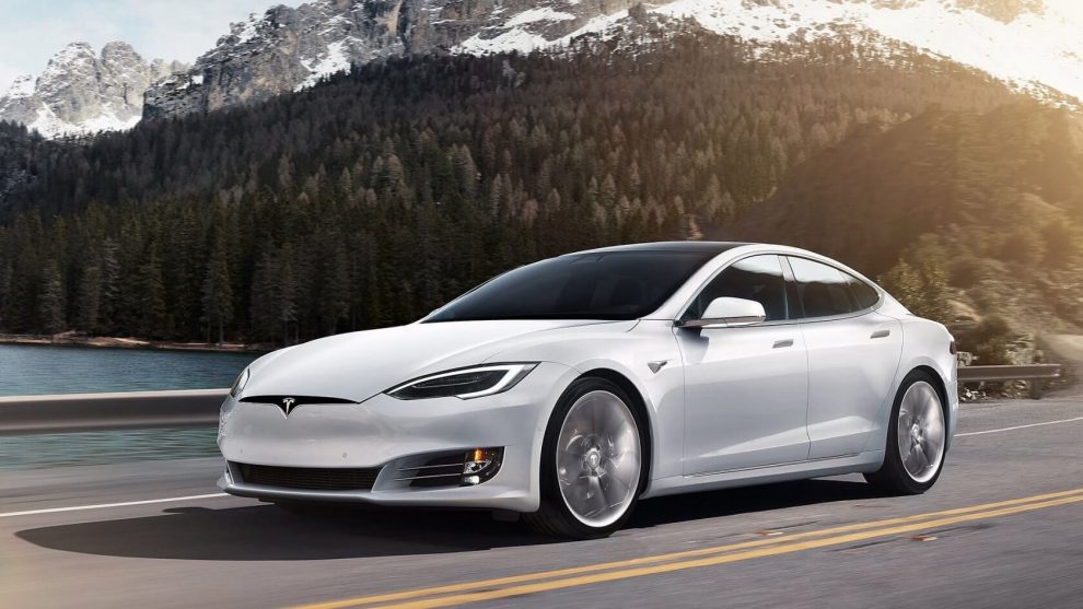 Електрокари Tesla отримають нову силову установку з трьома моторами