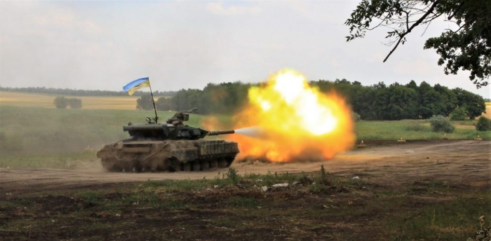 ЗСУ на Донбасі продемонстрували міць танків і артилерії: відео