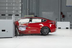 Відео: Tesla Model 3 розбили в краш-тестах