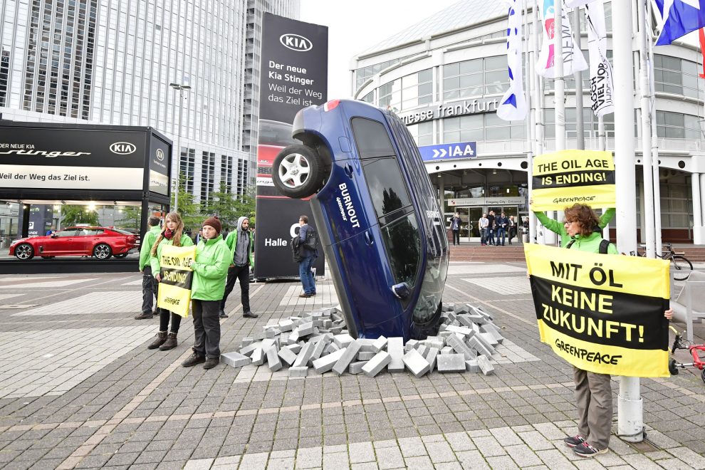 Хулігани розбили 40 розкішних автомобілів для Франкфуртського автосалону