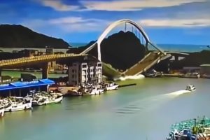 Відео: в Тайвані обрушився 140-метровий автомобільний міст
