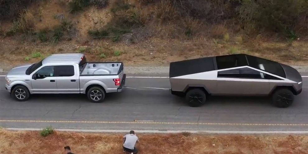 Відео: пікап Tesla і Ford F-150 зіграли в перетягування каната