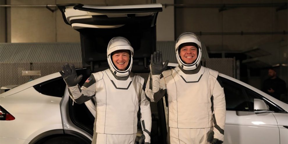 Кросовери Tesla доставлять космонавтів до ракет для відправки на МКС