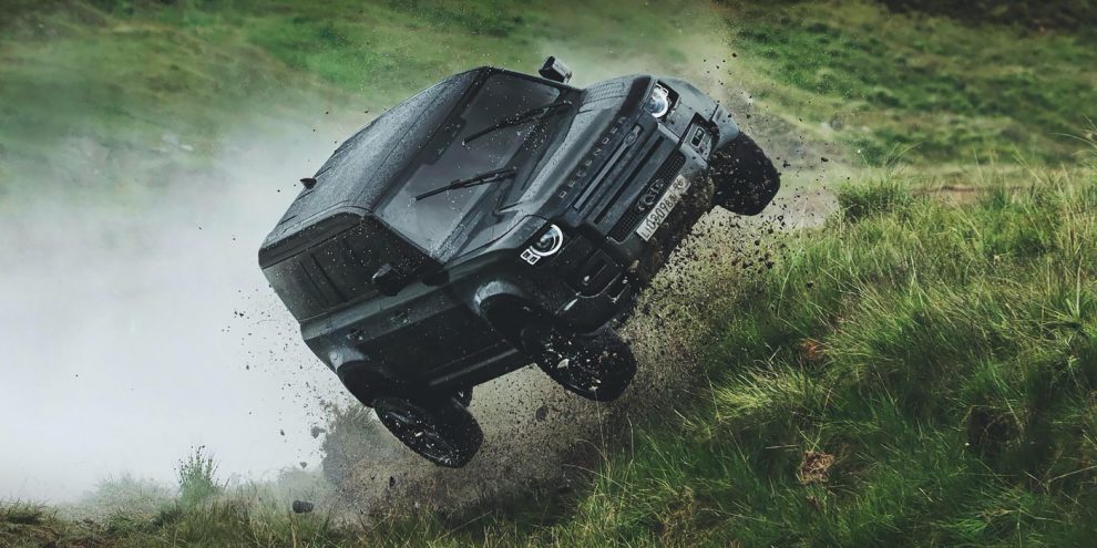 Land Rover Defender в новій частині бондіани: стрибки і гонки по болоту