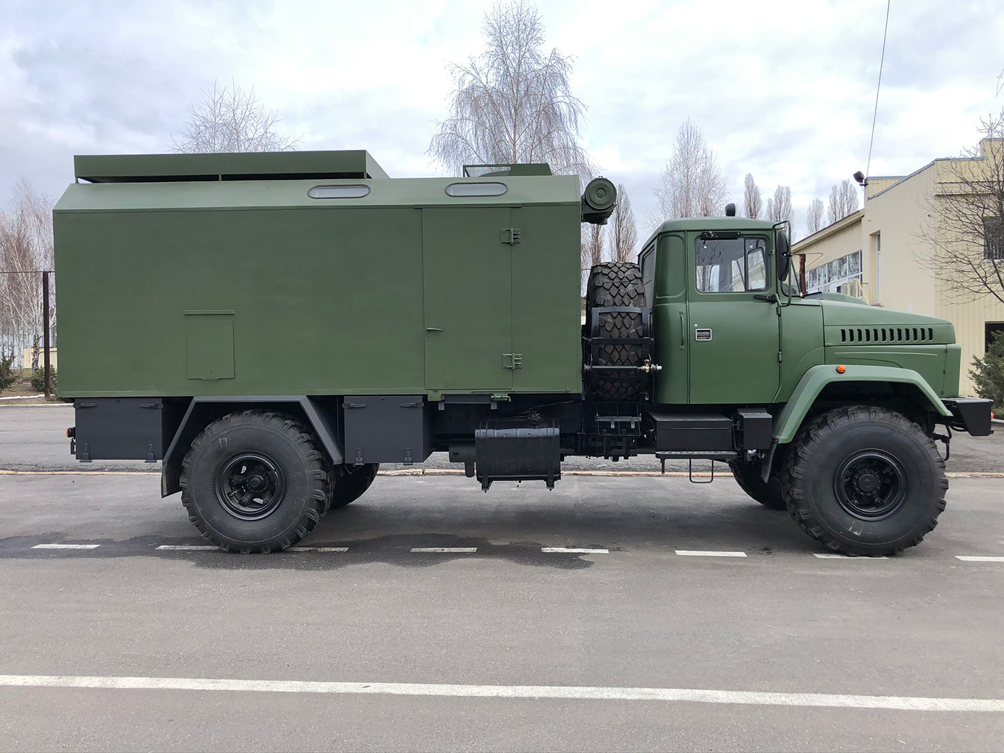 ЗСУ отримали вантажівку "КрАЗ" з броньованим кузов-фургоном