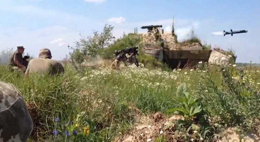 Грізна зброя: Бійці ЗСУ показали, як Javelin знищує російську техніку (Відео)