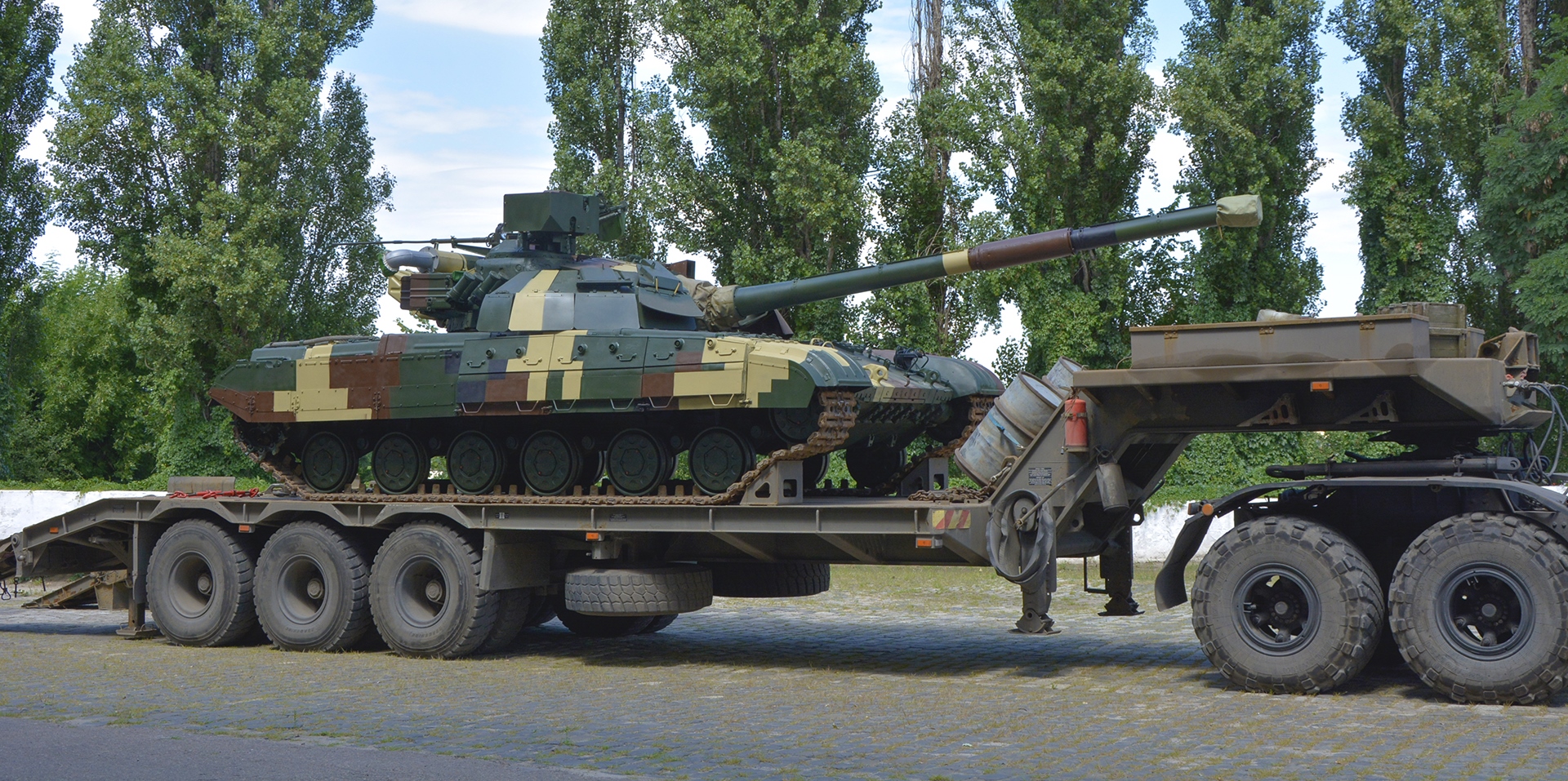 ЗСУ отримали партію нових бойових танків