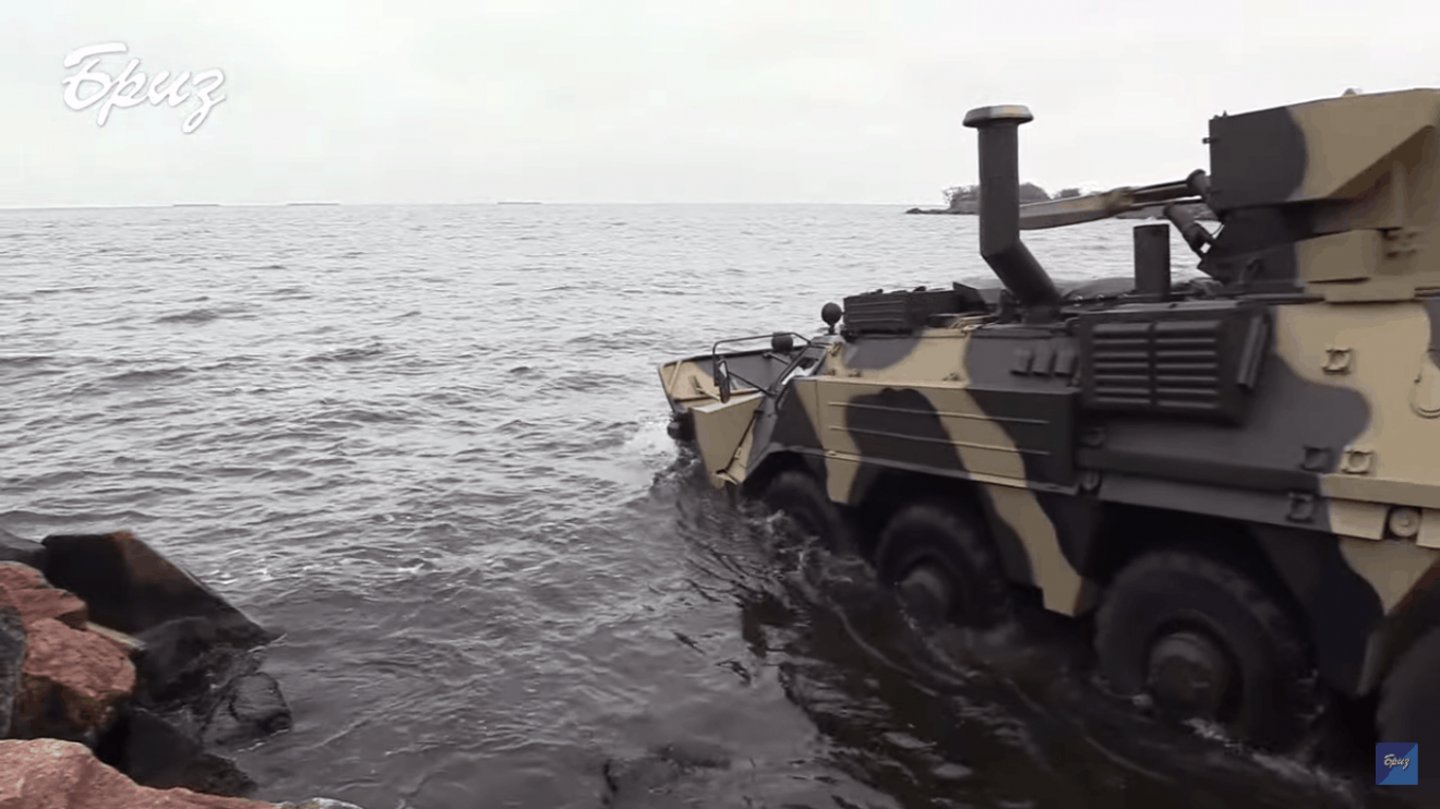Плаваюча бронетехніка: ЗСУ випробували БТР-4 у воді