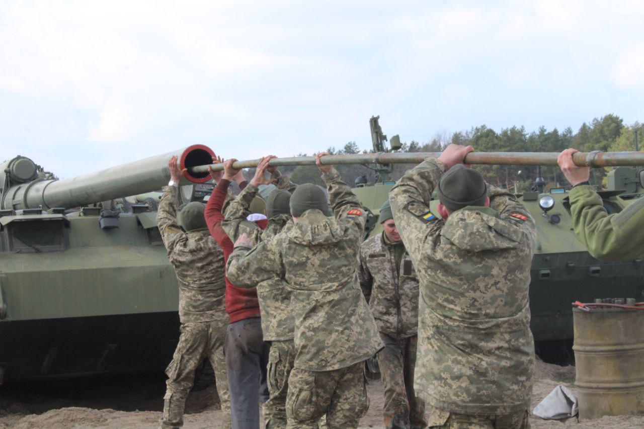 Збройні Сили України демонстративно вивели на стрільби гігантські САУ "Піон"