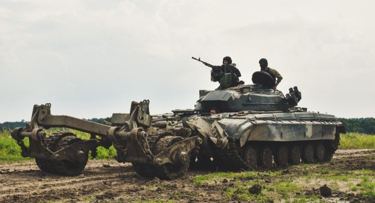 Бійці ЗСУ "винесли" ворожу БМП-2 за допомогою танка-тральника на базі Т-64А (фото)
