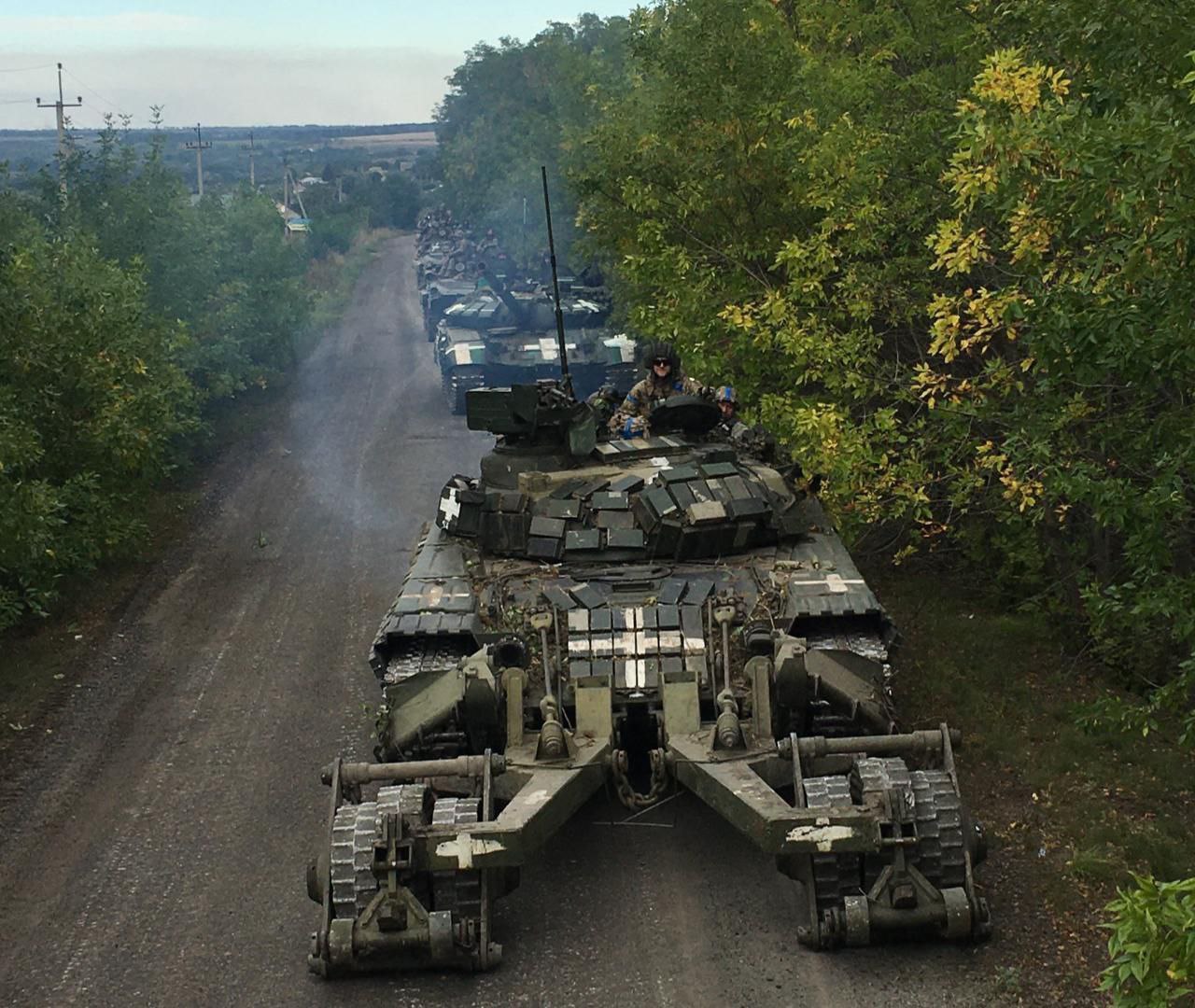 Бійці ЗСУ "винесли" ворожу БМП-2 за допомогою танка-тральника на базі Т-64А (фото)